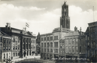 4662 Gezicht op het Stadhuis (Stadhuisbrug 1) te Utrecht met op de achtergrond de Domtoren.